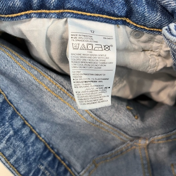 Old Navy OG Alma Clean 3” Medium Jean Shorts - Picture 5 of 7